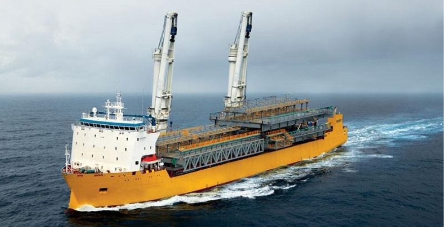 Heavy-lift vessel carrying industrial module